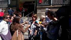La alcaldable de Barcelona en Comú, Ada Colau, atiende a la prensa frente al mercado de Hostafrancs de Barcelona