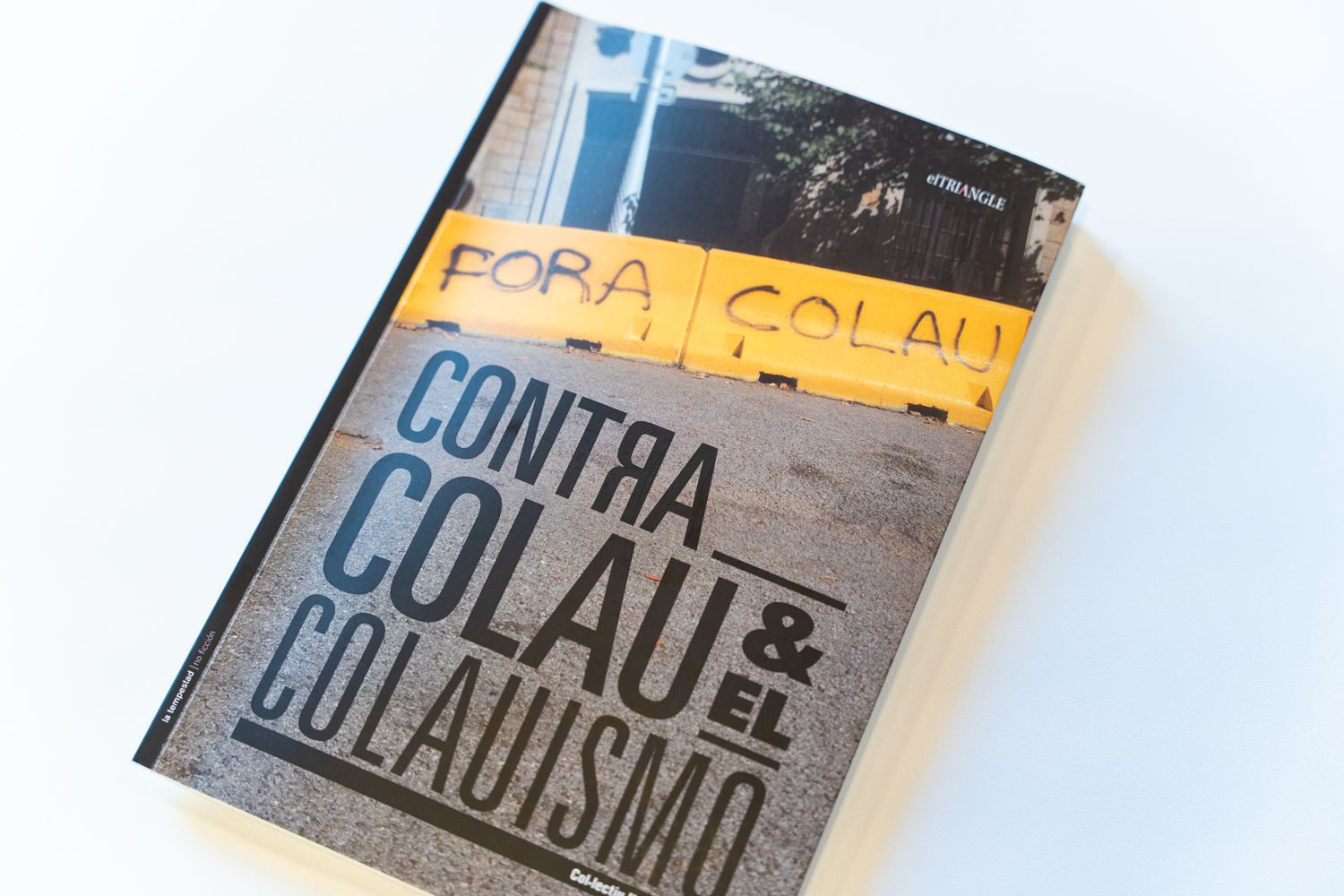 Libro 'Contra Colau y el colauismo' editado por El Triangle / LUÍS MIGUEL AÑÓN