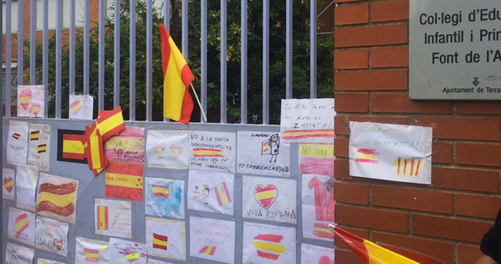 Puerta del colegio Font de l'Alba de Terrassa con dibujos con la bandera española / CG