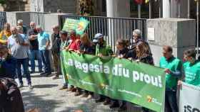 Protesta de payeses de Cataluña ante la sede de la CHE en Zaragoza / @UNIOPAGESOS