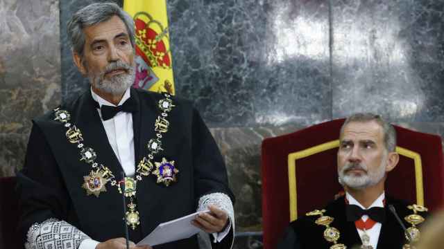 El presidente del Tribunal Supremo, Carlos Lesmes (i), ante el rey Felipe, interviene en el acto de apertura del Año Judicial 2022/2023 este miércoles en la sede del Tribunal / EFE