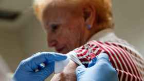 Una persona mayor recibe una vacuna, como la del herpes zóster / EFE