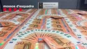 Billetes de euros falsos requisados en una operación en Cataluña / MOSSOS