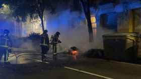 Los bomberos apagan uno de los contenedores incendiados en Barcelona / NOELIA CARCELLER - CRÓNICA GLOBAL