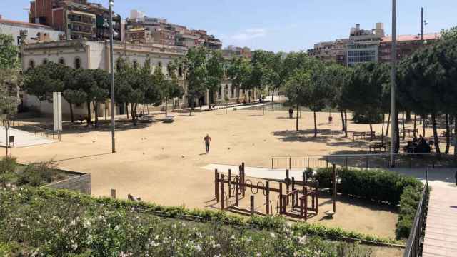 Zona central de los jardines del Baix Guinardó donde se instalará el mercado provisional, con árboles que desaparecerán; detrás, el gran estanque que no se verá afectado / CG