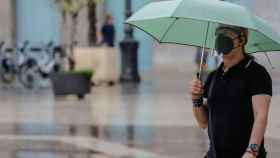 Una persona sostiene un paraguas bajo la lluvia, que podría dejar inundaciones / Rober Solsona (EP)