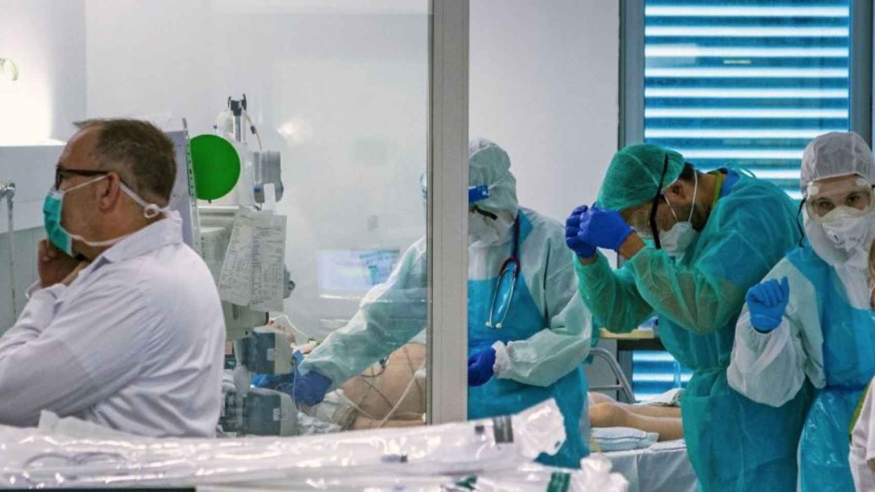 Personal sanitario de un hospital de Barcelona atiende a pacientes con Covid-19 / EFE