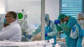 Personal sanitario de un hospital de Barcelona atiende a pacientes con Covid-19 / EFE