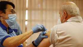 Personal sanitario vacuna a un hombre mayor de 80 años contra el Covid-19. En Cataluña la vacunación ha logrado llegar al 90,2% de este colectivo / SALAS - EFE