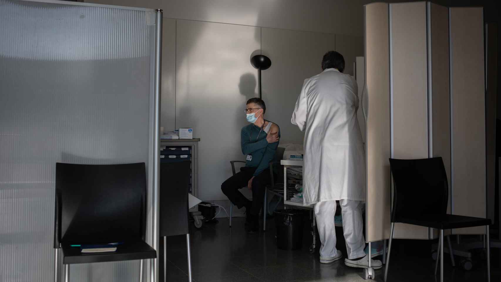 Una enfermera administra una dosis de la vacuna contra el Covid-19 / EP
