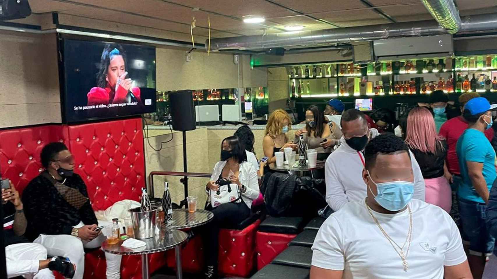 Asistentes a la fiesta ilegal en un bar de Badalona, a los que la Guardia Urbana ha denunciado / AJUNTAMENT DE BADALONA
