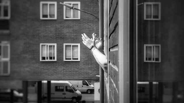 Aplausos al personal sanitario desde las ventanas y balcones durante el confinamiento total de 2020 / EUROPA PRESS