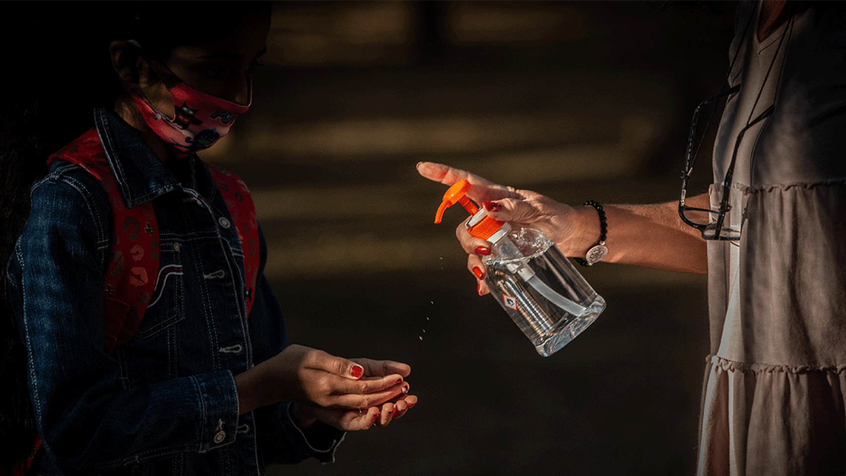 Una profesora reparte gel desinfectante entre sus alumnos como medida preventiva contra el Covid en un centro escolar de Barcelona / EUROPA PRESS