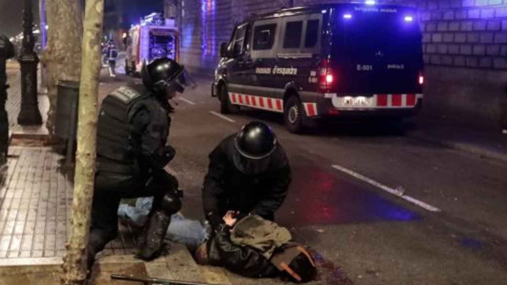 Mossos d'Esquadra por un detenido por atentado contra la autoridad en Barcelona / EFE