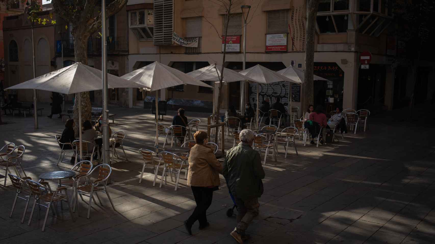 Una terraza semivacía en una plaza de Barcelona / EP