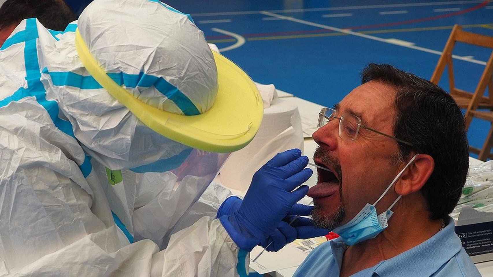 Un hombre se hace la prueba del coronavirus en una zona con alto riesgo de rebrote / SALUD