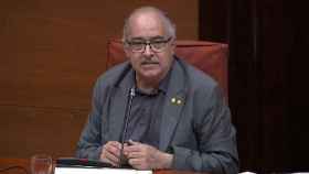 Josep Bargalló (Educación) escucha quejas en una sesión parlamentaria / PARLAMENT