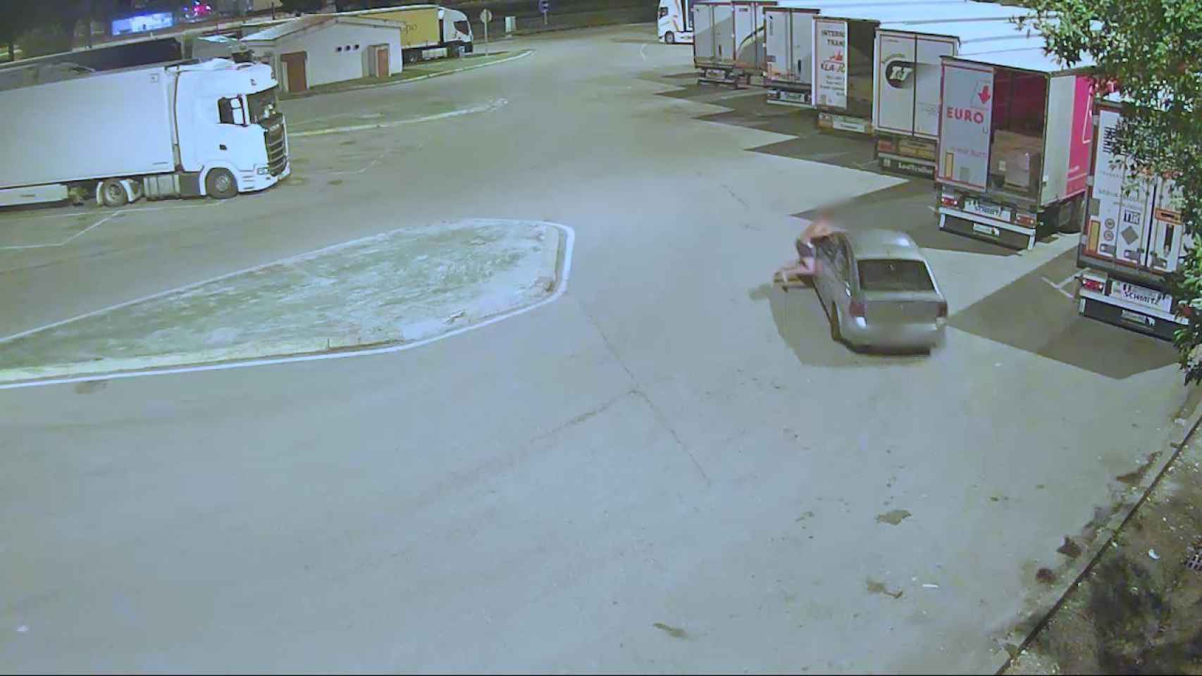 Momento en el que los ladrones atropellan al dueño de una autocaravana / MOSSOS D'ESQUADRA