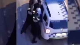 Una de las presuntas agresiones policiales en Banyoles / TWITTER