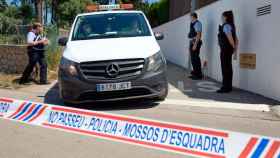 Cordón policial ante la vivienda de Annick, la mujer belga de 65 años asesinada en Girona / EFE