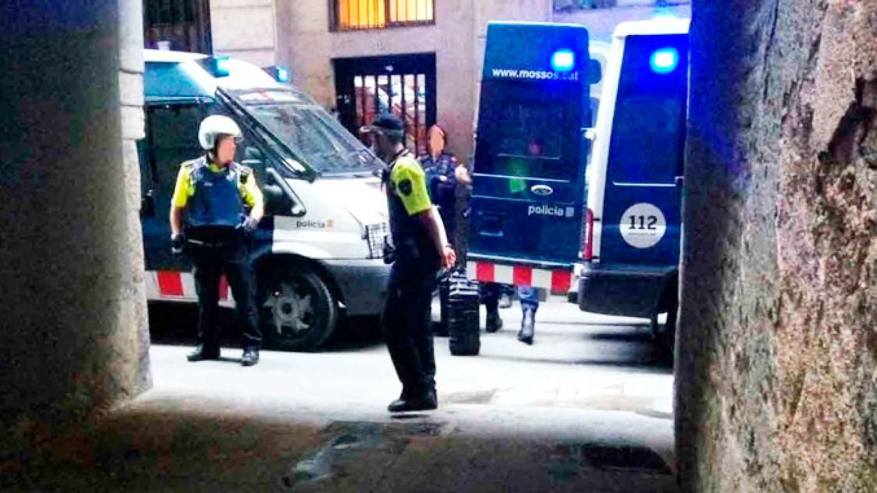 Operación policial de los Mossos d'Esquadra en el distrito de Ciutat Vella. Un muerto en un incendio / EP