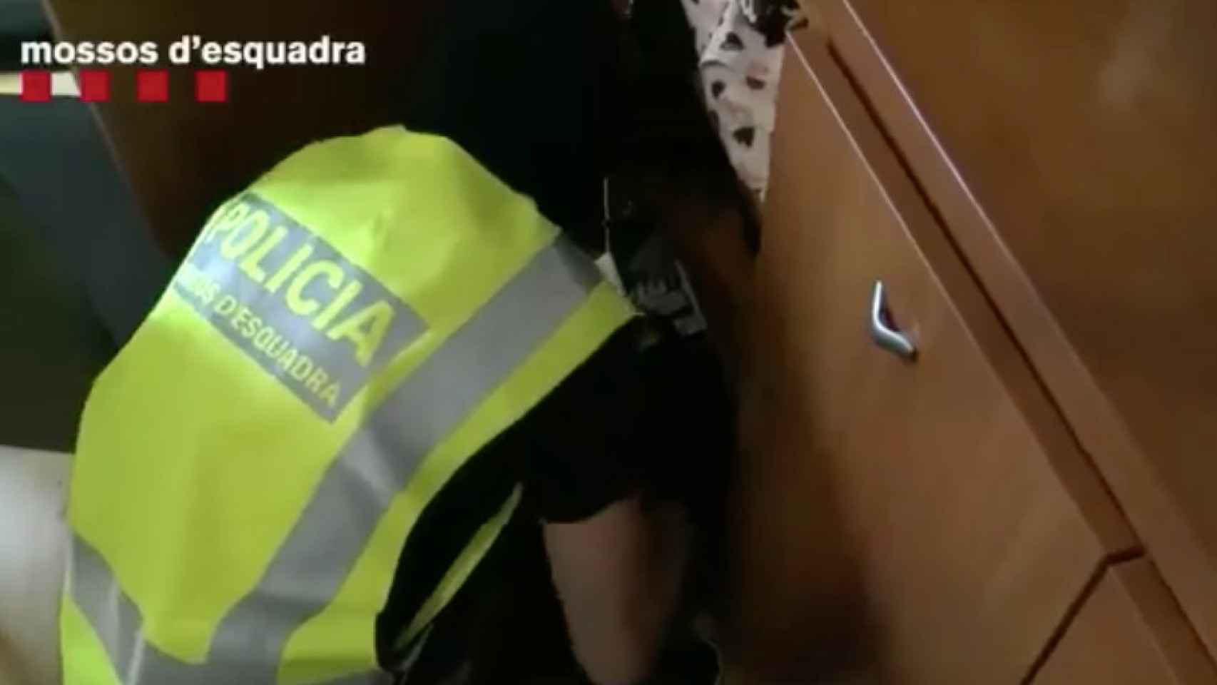 Los Mossos detienen 'infraganti' a dos ladrones en un piso