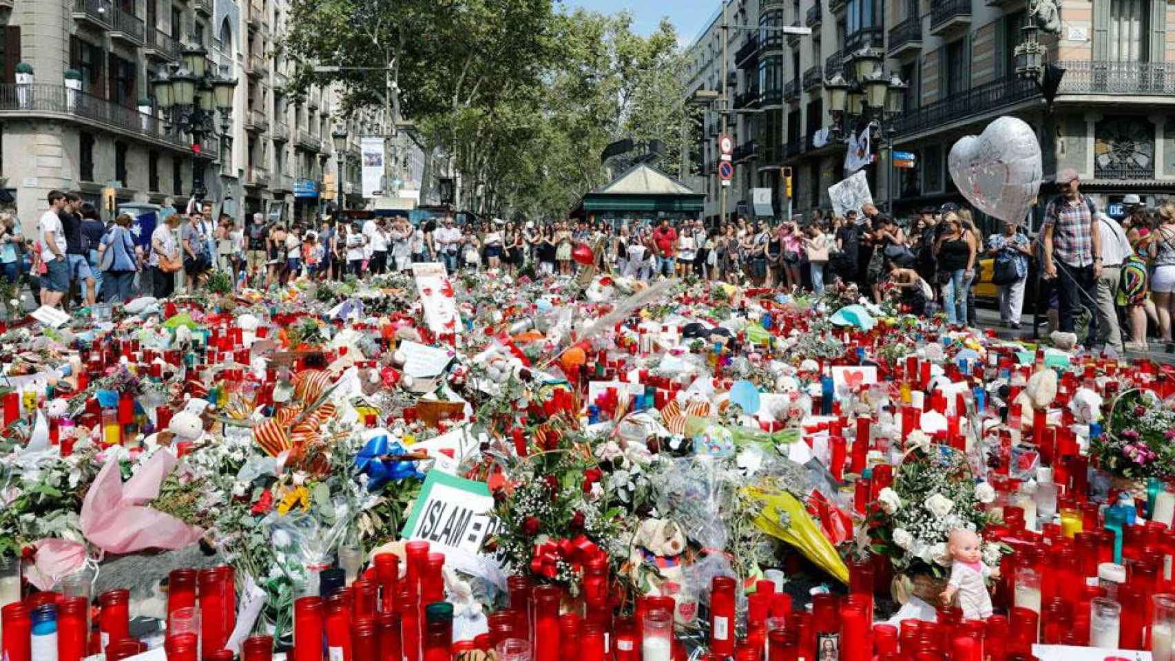 Altar en conmemoración de las víctimas del terrorismo en Barcelona / EFE