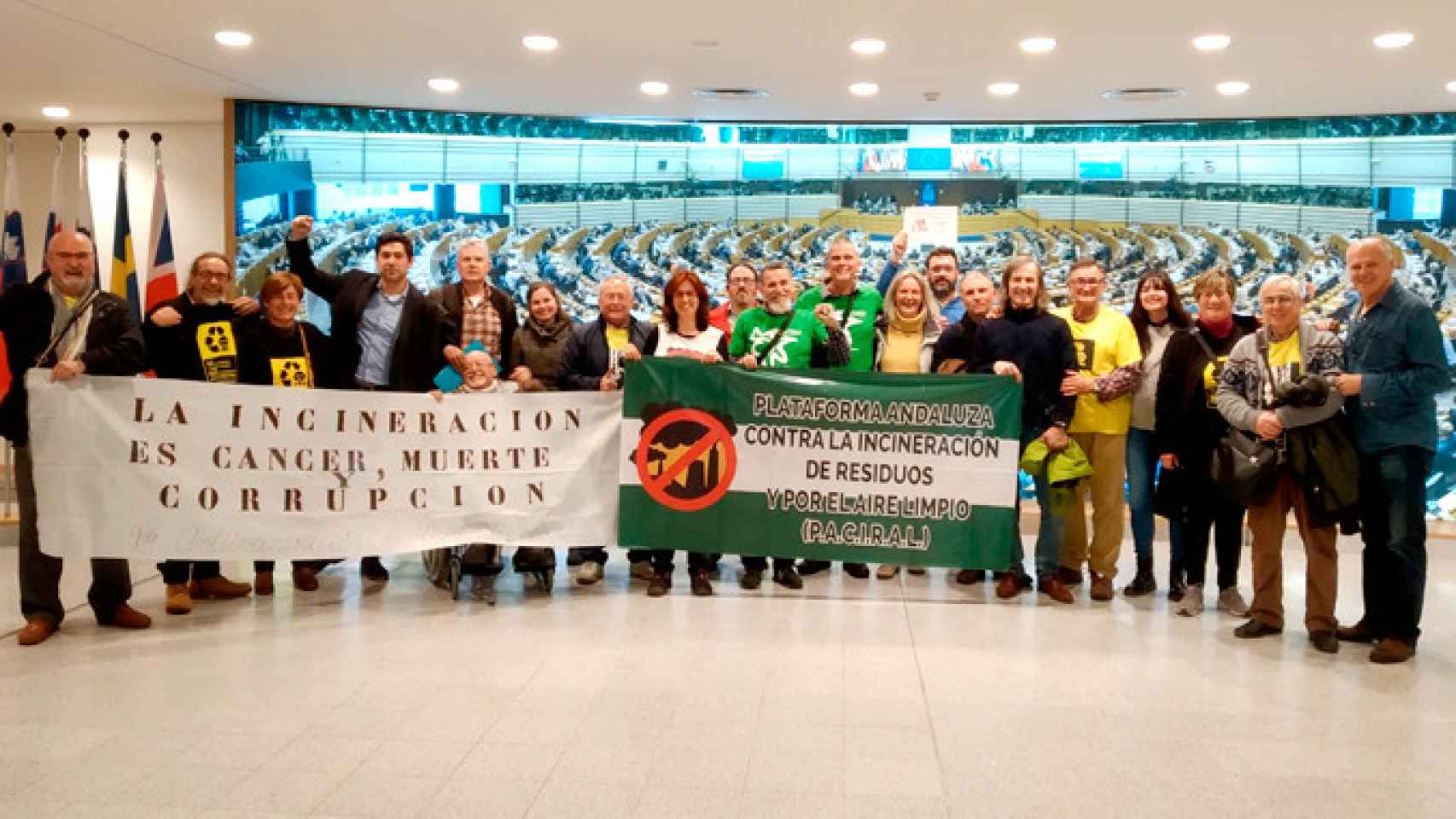 José Luis Conejero (i) y miembros de la plataforma anti incineración en el Parlamento Europeo / CG