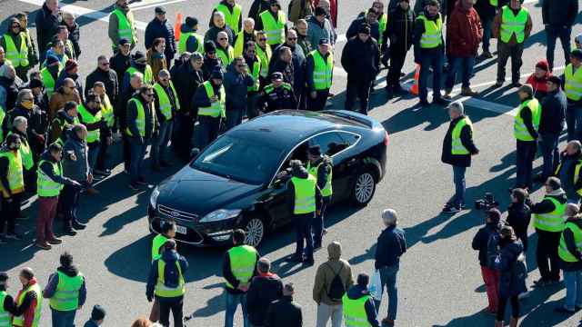 Un VTC obstaculizado por los taxistas / EFE