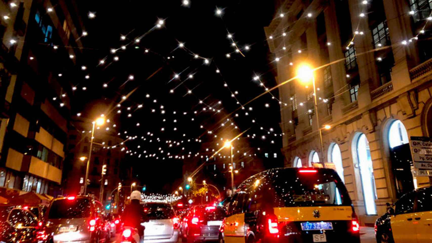 Luces de Navidad en la calle Aragó, Barcelona / CG