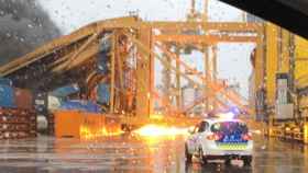 Incendio provocado por el choque de un barco contra una grúa en el Puerto de Barcelona / CG