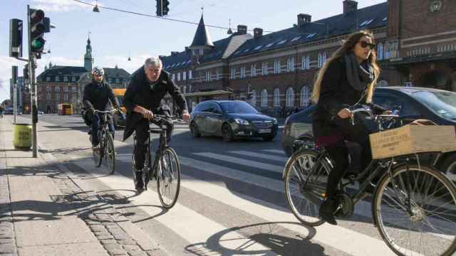 Personas en bicicletas de camino al trabajo