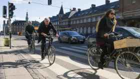 Personas en bicicletas de camino al trabajo