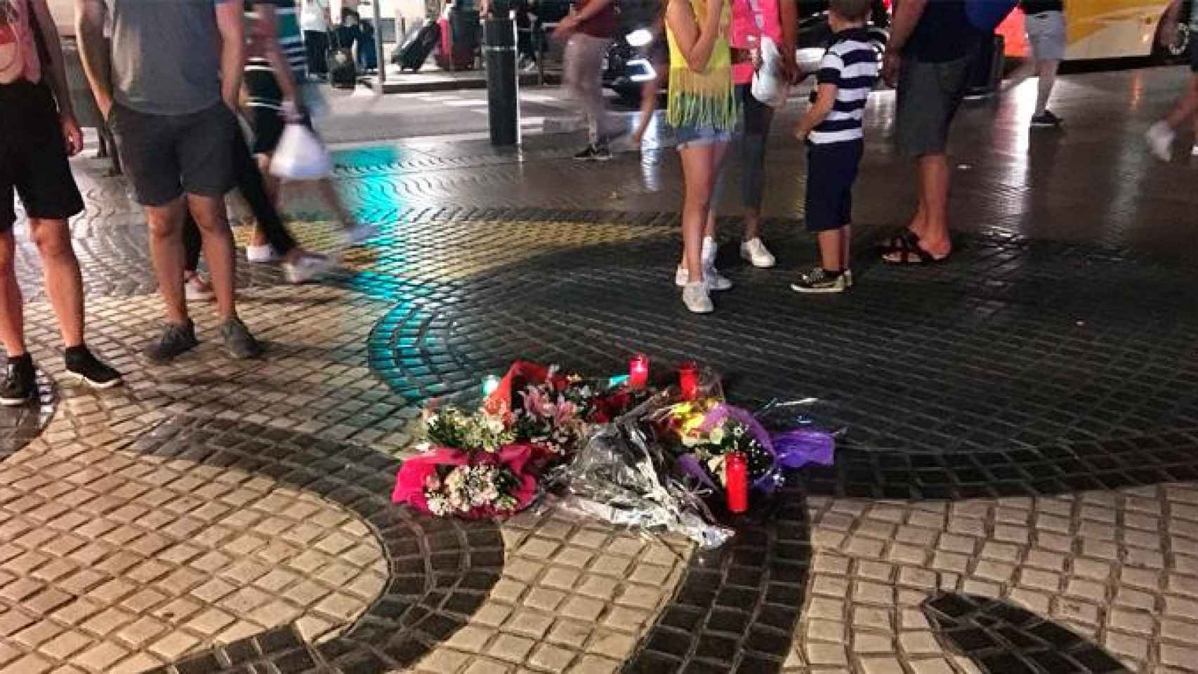 Imagen de las flores y velas en Las Ramblas de Barcelona, lugar del atentado del 17A / CG