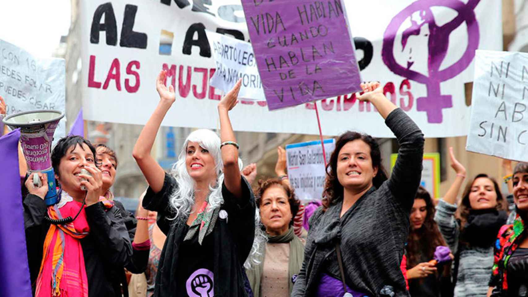 Varias mujeres tomando la calle en una manifestación feminista / EFE