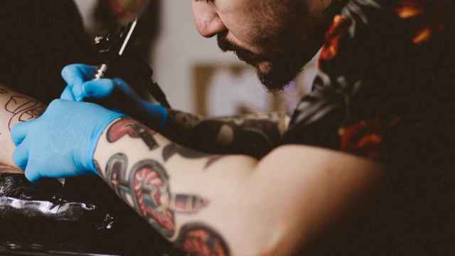 Profesional realizando un tatuaje / PIXABAY