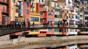 Turistas se pasean por el punte de la Princesa, en Girona / CG