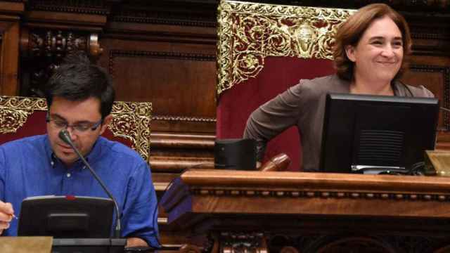 Ada Colau, alcaldesa de Barcelona, y Gerardo Pisarello, primer teniente de alcalde, en un pleno municipal / CG