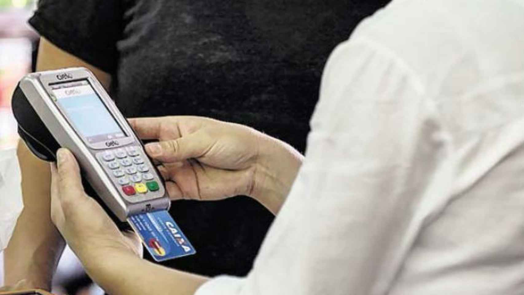 Un cliente realiza una compra con su tarjeta de crédito / EFE