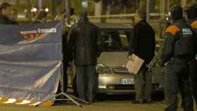 Investigadores de la policía analizan el coche en el que han sido tiroteadas tres personas en Barcelona / EFE