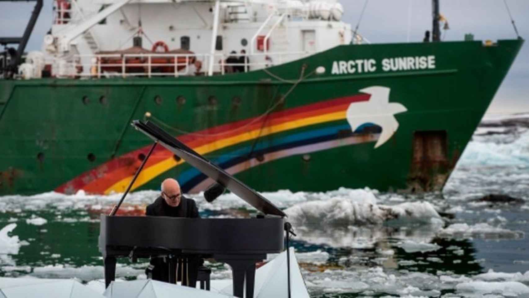 El pianista Ludovico Einaudi durante la interpretación de 'Elegía por el Ártico' en Svalbard, Noruega.