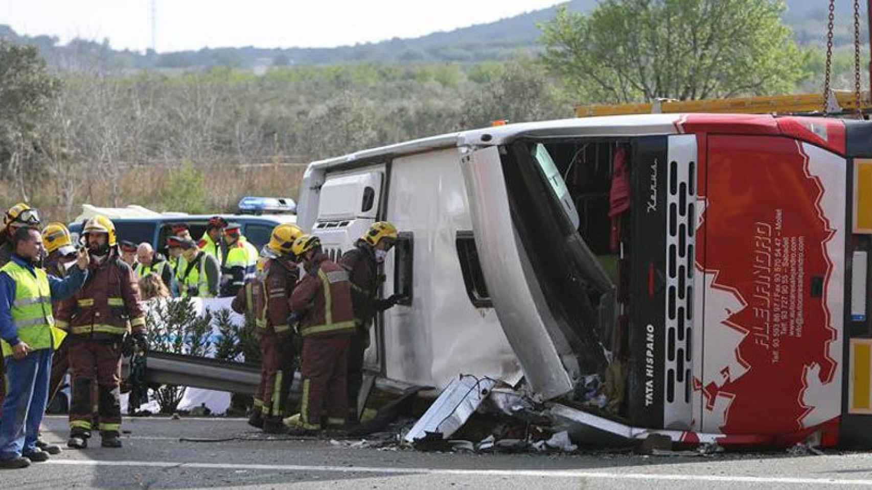 Los servicios de emergencias actúan en el lugar del accidente de un autocar en la AP7 a su paso por Freginals (Tarragona).