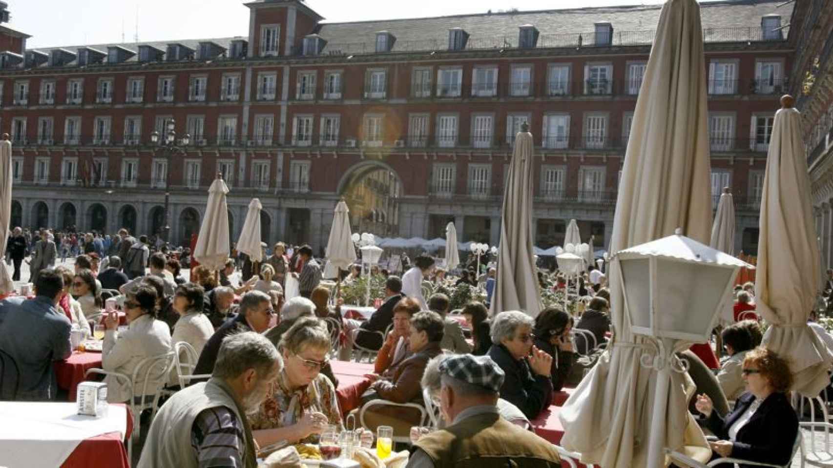 Turistas en la Plaza Real de Madrid