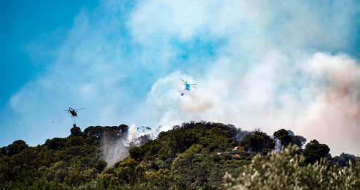 Incendio forestal declarado en la Sierra de Córdoba a mediodía de hoy jueves y que ha movilizado a más de 70 bomberos y 9 medios aéreos. EFE/Rafa Alcaide