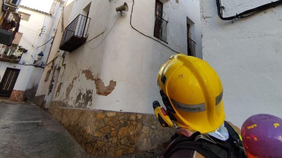 Un bombero mira el bloque de pisos de Móra d'Ebre (Tarragona) donde se acaba de extinguir el fuego / BOMBERS