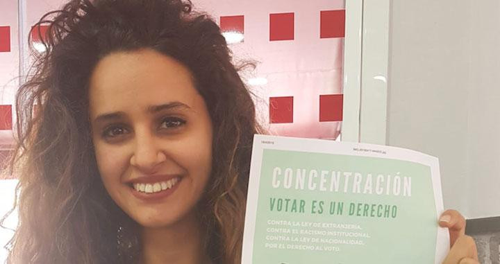 Safia Elaadam  con el cartel de la concentración 'Votar es un derecho' / CG