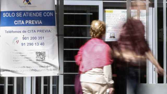 Dos mujeres acceden a una de las oficinas de la Agencia Tributaria en Madrid en plena campaña de la declaración de la renta / EFE