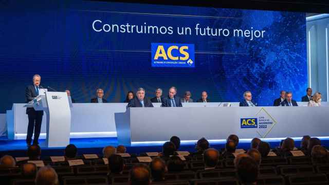 Imagen de la junta de accionistas de ACS de 2022, con su presidente, Florentino Pérez, de pie a la izquierda / EP