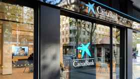 Una de las sucursales de Caixabank de España en una imagen de archivo / Jose Manuel Bielsa (EP)