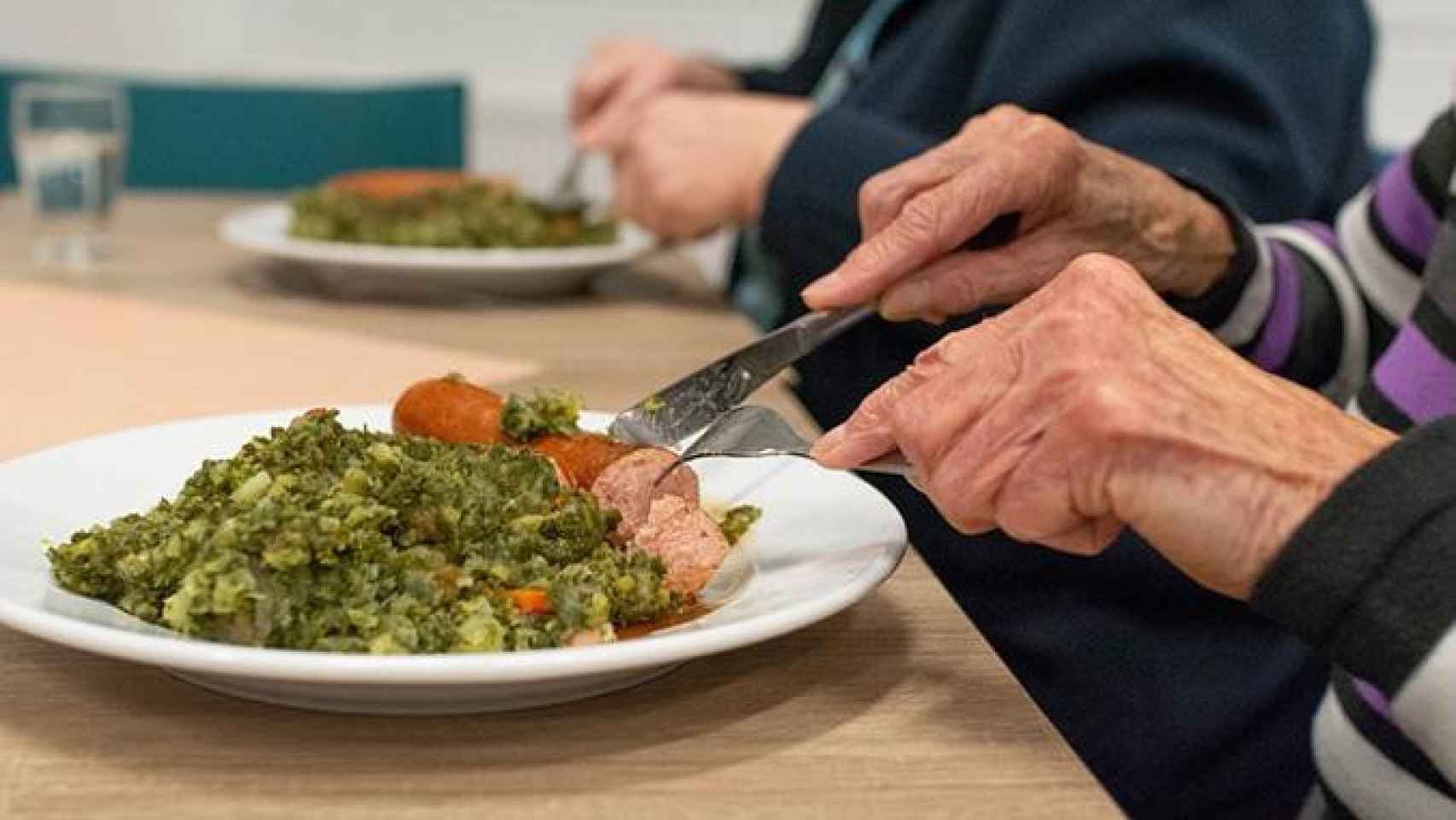 Personas mayores comiendo / PIXABAY